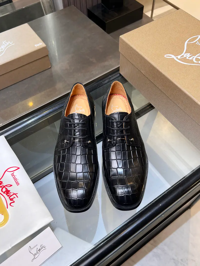 CL The new guy's wearing a Derby shoe. Christia* Loubouti* Red bottom shoes. Red-dipedic luxury., Remodel the rectangular boundaries of leisure. I'm very innovative in material selection., Create a rich visual and tactile experience at the level of different material collisions！ Use top-of-the-line cow skin./- The bright side./♪ I'm gonna put the technology into the search ♪ Shoes face integration using manual stitching, The pin's feet are even., It's based on the platonic shoes of the square head., Lines are falling down the atmosphere., The man in the suit is a hard-ass.. A metal nail on the shoe face., I'll give you a personal detail for the classic LeFleur shoe., Breaking the common sense of leisure shoes., Jean.“Low profile luxury.”I've got a visual expression.. From the original color inside the shoes/Red cow skin lined to the bottom of red shoes with a full recognition., “Red Bottom”Not just the brand's visual identification., And I'm a walking man.“Luxury code”, The red soles that unwittingly appear., ♪ Passing taste and identity in a moment ♪. Illustrated from material, To design personality integration, And then the craft's heart., Christy.·The Rubuto Boys' LeFoo Shoes Series is not just a pair of leisure shoes., And a man.“Yapungue.”They're armed.. It's not just a business-friendly meeting., Or is it a routine fashion?, It can be“Red Deedby.”♪ The gesture of the world ♪, You're a man of style on every occasion.. Standard leather shoe code number: 39～44# （38.45.46🉑️Do it.）