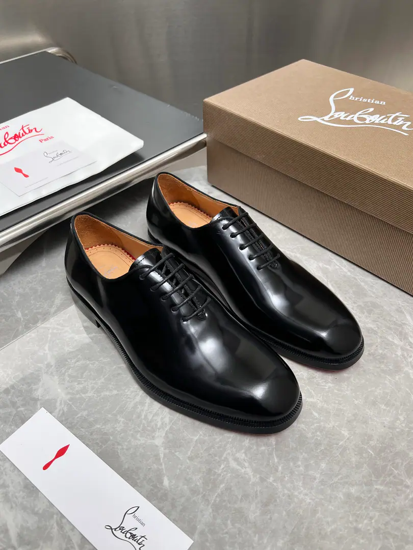 CL Newly-made man with Oxford shoes. Christia* Loubouti* Red bottom shoes. Red-dipedic luxury., Remodel the rectangular boundaries of leisure. I'm very innovative in material selection., Create a rich visual and tactile experience at the level of different material collisions！ Use top-of-the-line cow skin./- The bright side./♪ I'm gonna put the technology into the search ♪ Shoes face integration using manual stitching, The pin's feet are even., It's based on the platonic shoes of the square head., Lines are falling down the atmosphere., The man in the suit is a hard-ass.. A metal nail on the shoe face., I'll give you a personal detail for the classic LeFleur shoe., Breaking the common sense of leisure shoes., Jean.“Low profile luxury.”I've got a visual expression.. From the original color inside the shoes/Red cow skin lined to the bottom of red shoes with a full recognition., “Red Bottom”Not just the brand's visual identification., And I'm a walking man.“Luxury code”, The red soles that unwittingly appear., ♪ Passing taste and identity in a moment ♪. Illustrated from material, To design personality integration, And then the craft's heart., Christy.·The Rubuto Boys' LeFoo Shoes Series is not just a pair of leisure shoes., And a man.“Yapungue.”They're armed.. It's not just a business-friendly meeting., Or is it a routine fashion?, It can be“Oxford Red Bottom.”♪ The gesture of the world ♪, You're a man of style on every occasion.. Standard leather shoe code number: 39～44# （38.45.46🉑️Do it.）