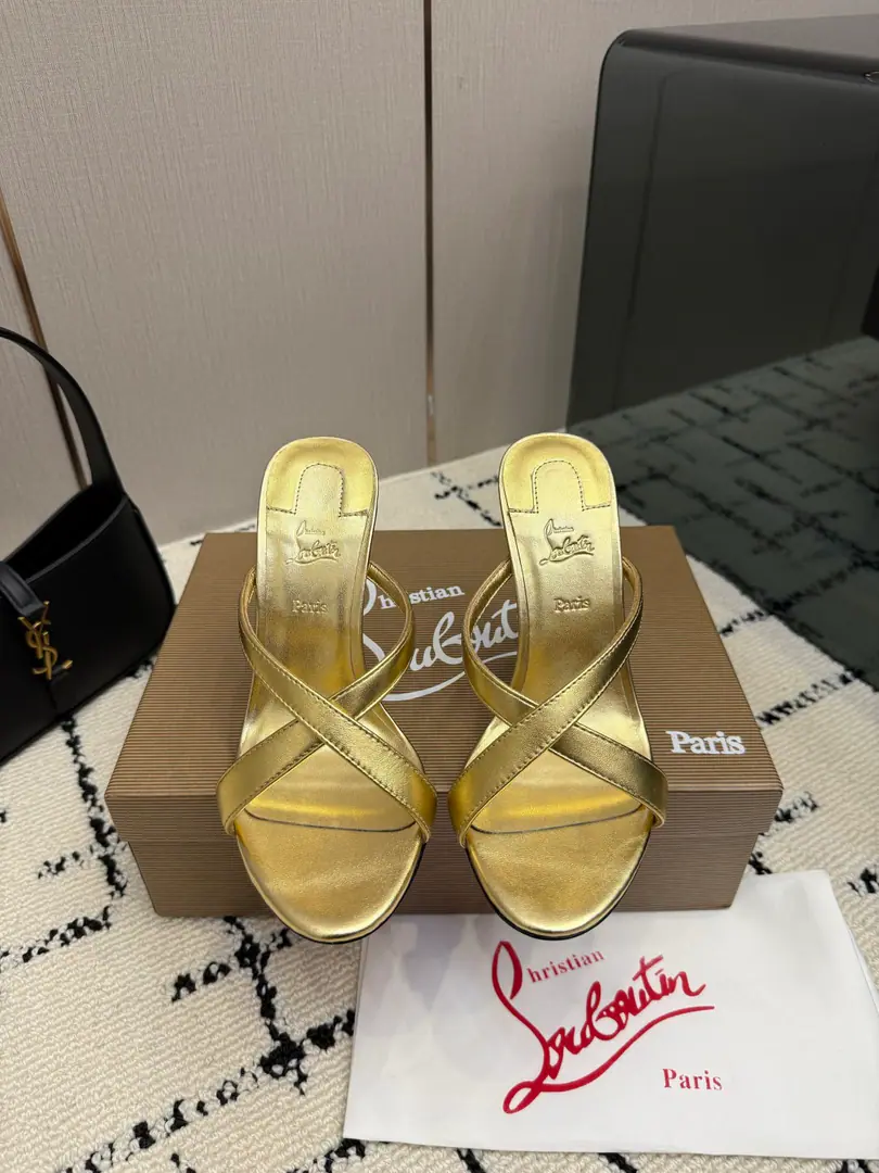 TopChristian Louboutin | 2026s𝐒OriginalCLThe newest pair of heels.～ Fashion-based red-drinking sandals. New red metal and hot rose heels. Nothing to say is a whole lot of crazy.💋#A deadly temptation. Material: Import silk., The cow's hair is dumb., Snake-steeled cow skin. Uchi.: In the sheep's skin. Otsumi!: The original import top is a big one. Size: 35–42（35.40.41.42）Make a no-refund order. He's tall.: 10cm
