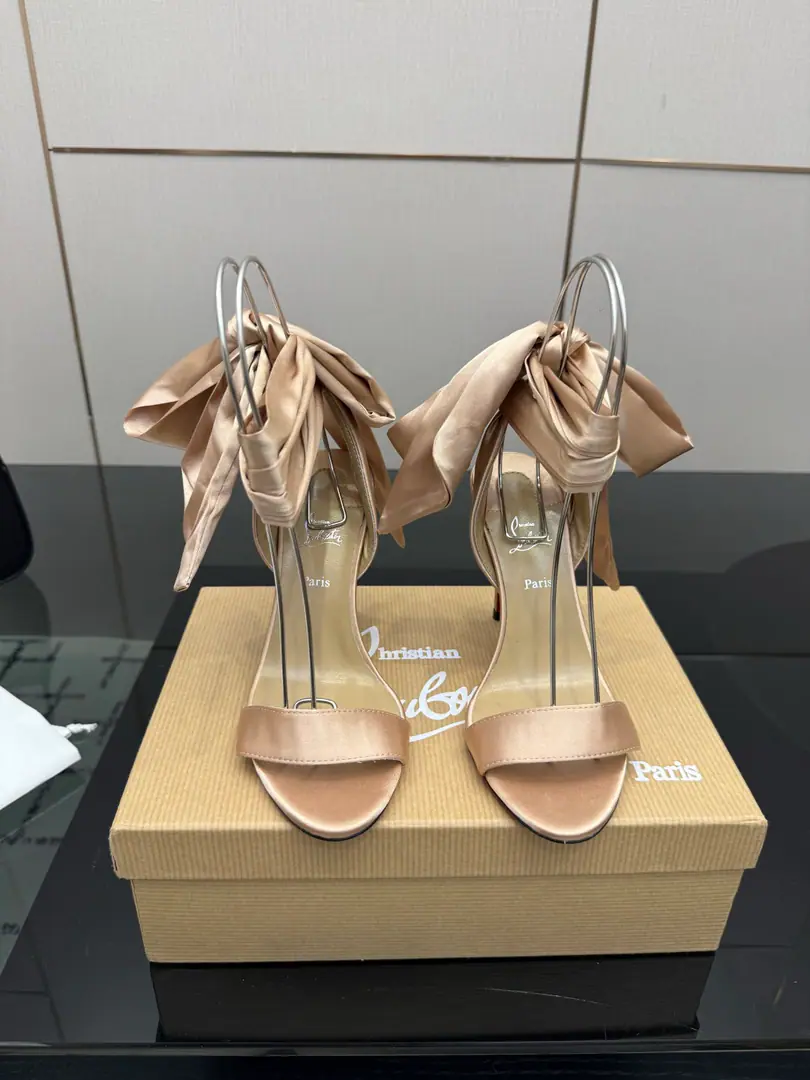 TopChristian Louboutin | 2026s𝐒OriginalCLThe newest pair of heels.～ Fashion-based red-drinking sandals. New red metal and hot rose heels. Nothing to say is a whole lot of crazy.💋#A deadly temptation. Material: Import silk. Uchi.: In the sheep's skin. Otsumi!: The original import top is a big one. Size: 35–42（35.40.41.42）Make a no-refund order. He's tall.: 10cm