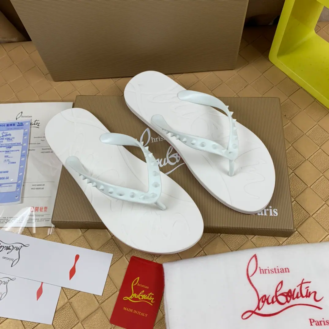 ChristanLouboutinAbbreviationsCLRabbi. /Red bottom slippers. ♞size: 35～46 I'm drawing inspiration from summer., The pool of fun sandals provides bold and attractive lines.. The model is set up in a thick air rubber shoe under adornmented colour-to-colour model., And has a wide range of, A light calf straps decorated., A signature detail. Maison Rubuto.. A very clean and elegant shoe..