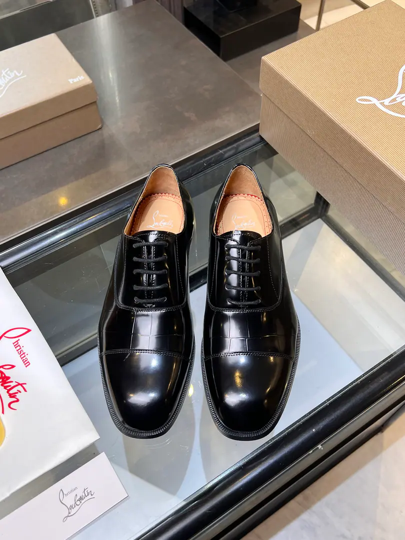 CL The new guy's wearing a Derby shoe. Christia* Loubouti* Red bottom shoes. Red-dipedic luxury., Remodel the rectangular boundaries of leisure. I'm very innovative in material selection., Create a rich visual and tactile experience at the level of different material collisions！ Use top-of-the-line cow skin./- The bright side./♪ I'm gonna put the technology into the search ♪ Shoes face integration using manual stitching, The pin's feet are even., It's based on the platonic shoes of the square head., Lines are falling down the atmosphere., The man in the suit is a hard-ass.. A metal nail on the shoe face., I'll give you a personal detail for the classic LeFleur shoe., Breaking the common sense of leisure shoes., Jean.“Low profile luxury.”I've got a visual expression.. From the original color inside the shoes/Red cow skin lined to the bottom of red shoes with a full recognition., “Red Bottom”Not just the brand's visual identification., And I'm a walking man.“Luxury code”, The red soles that unwittingly appear., ♪ Passing taste and identity in a moment ♪. Illustrated from material, To design personality integration, And then the craft's heart., Christy.·The Rubuto Boys' LeFoo Shoes Series is not just a pair of leisure shoes., And a man.“Yapungue.”They're armed.. It's not just a business-friendly meeting., Or is it a routine fashion?, It can be“Red Deedby.”♪ The gesture of the world ♪, You're a man of style on every occasion.. Standard leather shoe code number: 39～44# （38.45.46🉑️Do it.）
