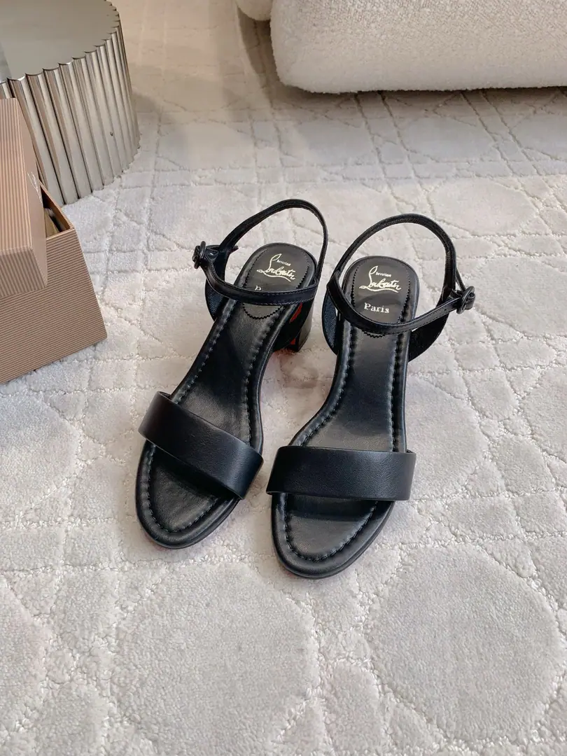Get out of the factory. Christian Loubouti*New heels. Jane's about 100 bucks. It's so worn out. Shoe-faced sheep's skin. I'll put my foot on the skin inside. Italy is a big-ass country. He's tall.6.5cm Size35-39（34 40 41 42 43Do it.）