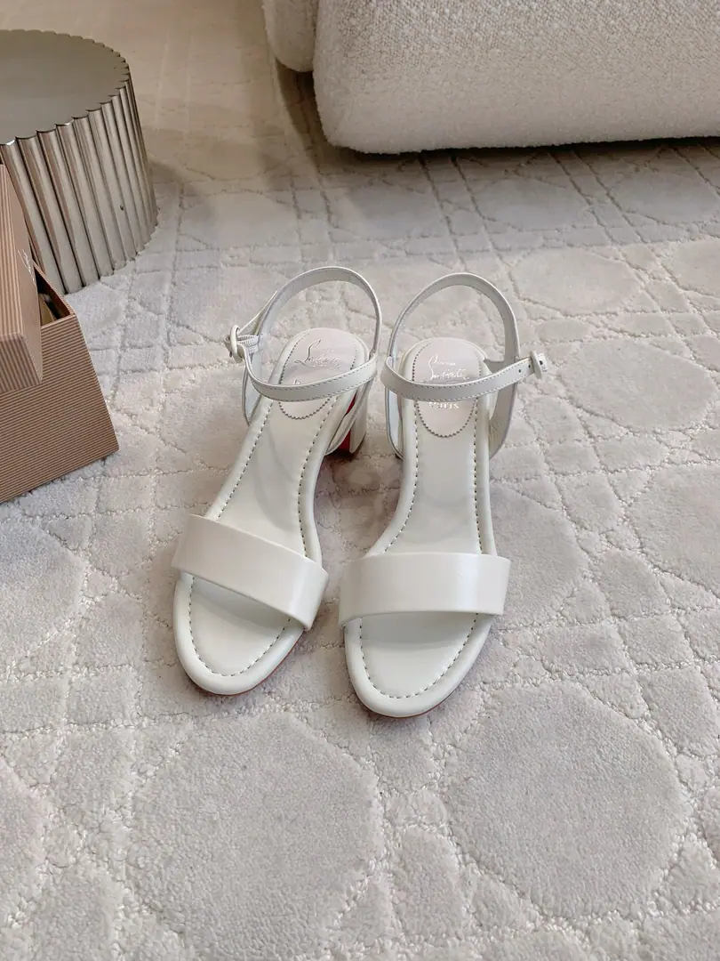Get out of the factory. Christian Loubouti*New heels. Jane's about 100 bucks. It's so worn out. Shoe-faced sheep's skin. I'll put my foot on the skin inside. Italy is a big-ass country. He's tall.6.5cm Size35-39（34 40 41 42 43Do it.）