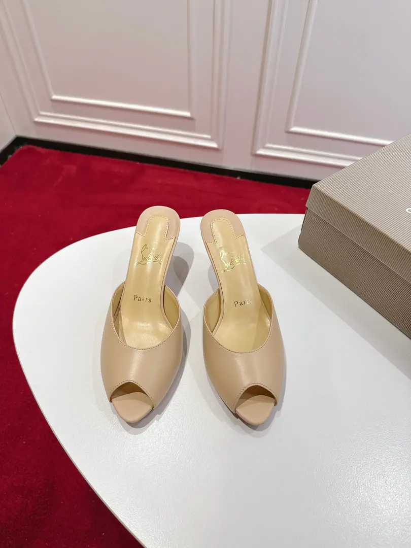 🆑 Top Original Box Christian Louboutin | 2025s𝐒The original is heavy load.CLClassic paint fish with high-mouthed slippers.～ ❤︎ Shoe.: Black as red as a conflict., A perfect interpretation of the classic of the pair of heels., The type of line is elegant., Packages are fit to the foot., It's a charm for hand-shoes. ❤︎ Material: Imports of real sheep. ❤︎ Uchi.: In the pellets of the sheep. ❤︎ Otsumi!: The paint is so thick. ❤︎ Size: 34-43「34.40.41.42.43Make a no-refund order.」 ︎︎❤︎ Color: Five Colors ❤︎ He's tall.: NYO5.5cm