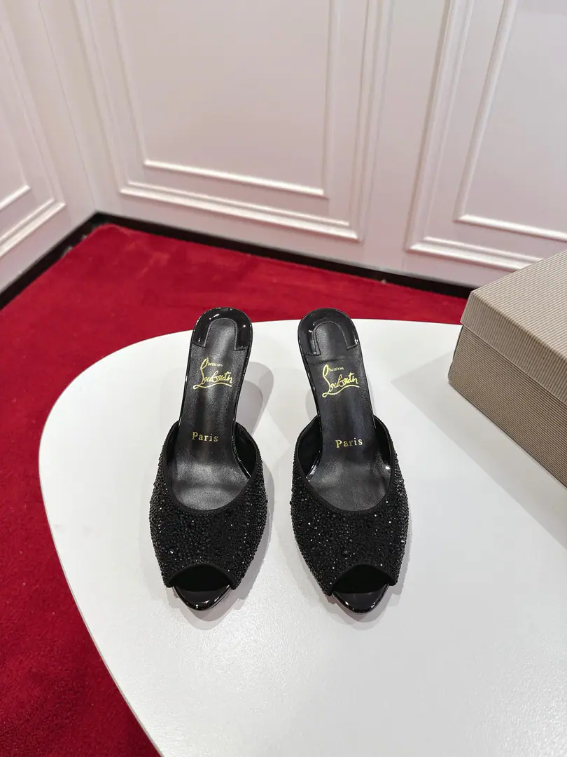 🆑 Top Original Box Christian Louboutin | 2024s𝐒The original is heavy load.CLClassic fish-mouthed high-heel slippers.～ ❤︎ Shoe.: Two thousand more flash drills decorating shoes., The fish's toe-speaker shoe head design., And a little sexy with a little strap., He's got a great foot and a lot of legs. ❤︎ Material: Schwartz. ❤︎ Uchi.: In the pellets of the sheep. ❤︎ Otsumi!: The paint is so thick. ❤︎ Size: 34-43「34.40.41.42.43Make a no-refund order.」 ︎︎❤︎ Color: Five Colors ❤︎ He's tall.: NYO5.5cm