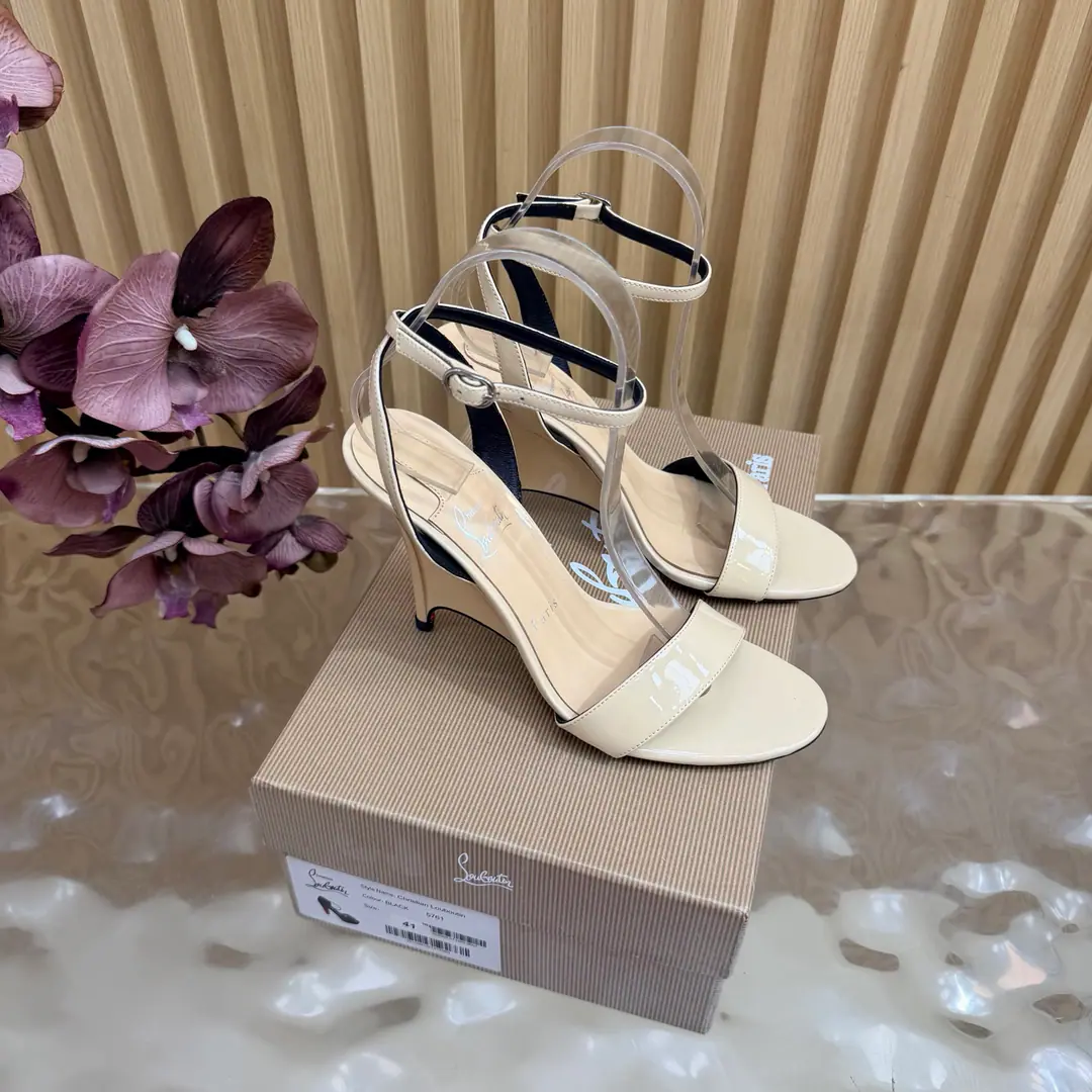 🆑 Christian Louboutin | 2026s𝐒OriginalCLThe newest pair of heels.～ Fashion-showed red-drinking sandals. New red metal and hot rose heels. Nothing to say is a whole lot of crazy.💋#A deadly temptation. ❤︎Shoe.: A beautiful new one., ♪ And roses on the tip of their feet ♪, From petals to flowers, All artificial stitches are made in the crystals. You're a good-ass guy. ❤︎ Material: Painted skin. ❤︎ Uchi.: In the sheep's skin. ❤︎ Otsumi!: The original import top is a big one. ❤︎ Size: 35–42（35.40.41.42）Make a no-refund order. ❤︎ He's tall.: 10cm
