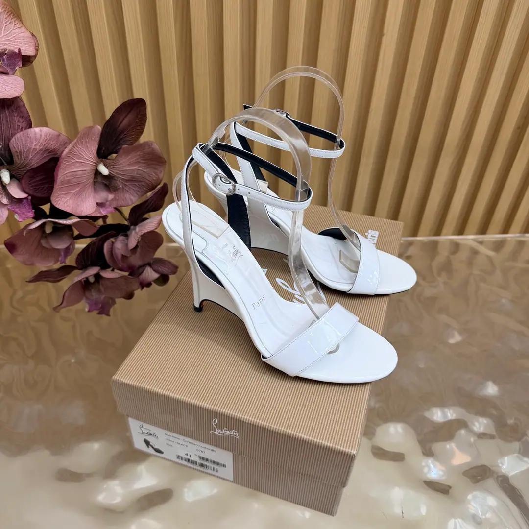 🆑 Christian Louboutin | 2026s𝐒OriginalCLThe newest pair of heels.～ Fashion-showed red-drinking sandals. New red metal and hot rose heels. Nothing to say is a whole lot of crazy.💋#A deadly temptation. ❤︎Shoe.: A beautiful new one., ♪ And roses on the tip of their feet ♪, From petals to flowers, All artificial stitches are made in the crystals. You're a good-ass guy. ❤︎ Material: Painted skin. ❤︎ Uchi.: In the sheep's skin. ❤︎ Otsumi!: The original import top is a big one. ❤︎ Size: 35–42（35.40.41.42）Make a no-refund order. ❤︎ He's tall.: 10cm