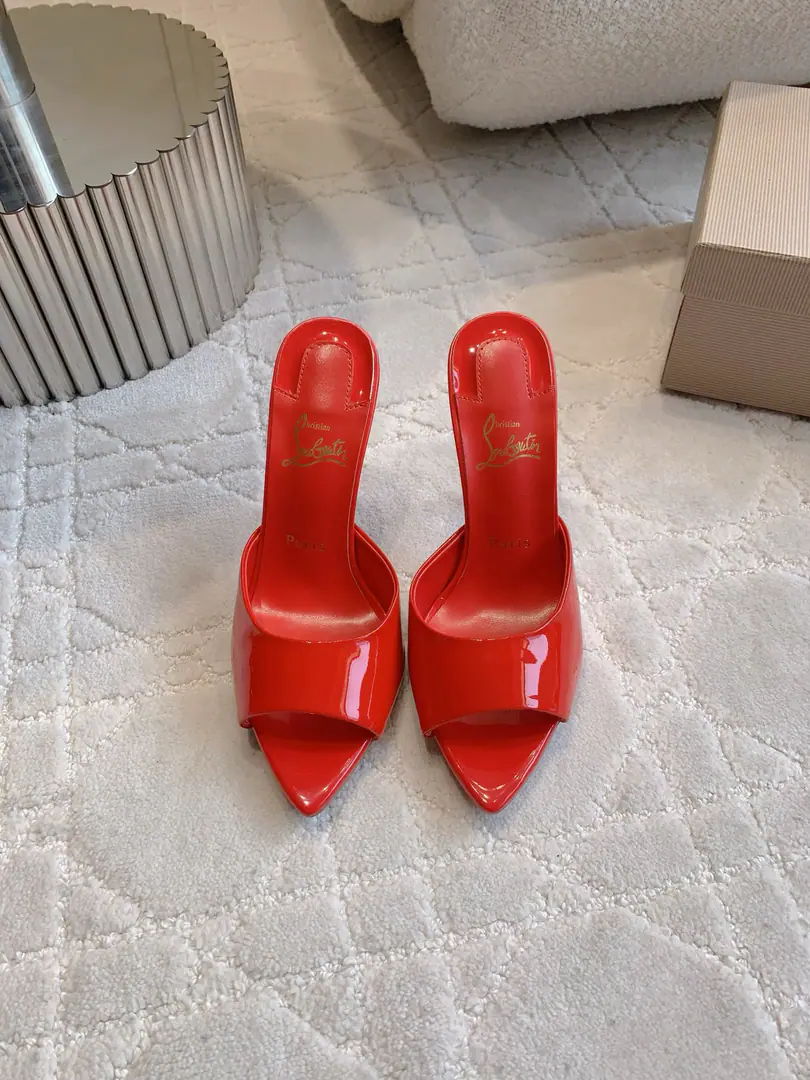 Get out of the factory. Christian Loubouti* New fish with high-mouth heels. A smooth curve that's a little bit more like a le Man. And she's sexy. A thousand years of classics. Skin on the shoe. I'll put my foot on the skin inside. OriginalAR1That's a big top. He's tall.10cm Size35-39（34.40.41.42.43Do it.）