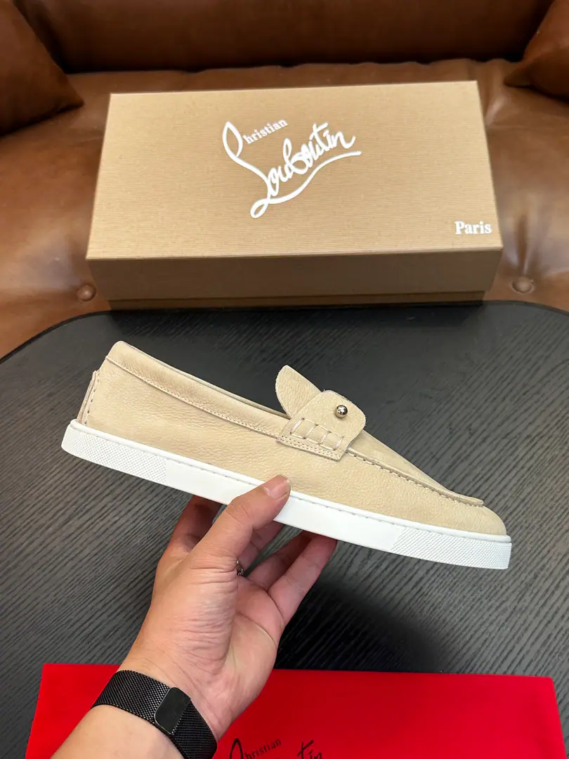 Christian Louboutin（Red bottom shoes.）Italian men's leisure shoes.！Every pair of Italian hand-made shoes with a simple classic., The upper feet are very comfortable.！ This shoe face is in the eye, cow skin., In the top of the top, the top of the top.！The base is combined with the original rubber film., In the cow's skin.！Brands are for modeling., A private model is manageable.!Original Box Packaging, Shoes and shoes.！39 40 41 42 43 44 （38 45 46Do it.）
