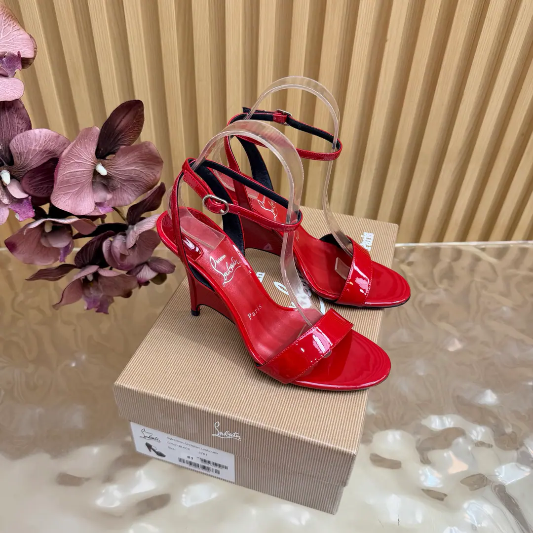 🆑 Christian Louboutin | 2026s𝐒OriginalCLThe newest pair of heels.～ Fashion-showed red-drinking sandals. New red metal and hot rose heels. Nothing to say is a whole lot of crazy.💋#A deadly temptation. ❤︎Shoe.: A beautiful new one., ♪ And roses on the tip of their feet ♪, From petals to flowers, All artificial stitches are made in the crystals. You're a good-ass guy. ❤︎ Material: Painted skin. ❤︎ Uchi.: In the sheep's skin. ❤︎ Otsumi!: The original import top is a big one. ❤︎ Size: 35–42（35.40.41.42）Make a no-refund order. ❤︎ He's tall.: 10cm