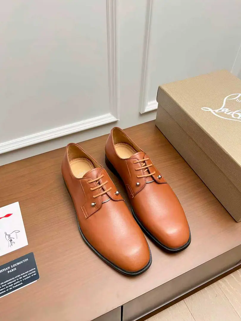 CL The new guy's wearing a Derby shoe. Christia* Loubouti* Red bottom shoes. Red-dipedic luxury., Remodel the rectangular boundaries of leisure. I'm very innovative in material selection., Create a rich visual and tactile experience at the level of different material collisions！ Use top-of-the-line cow skin./- The bright side./♪ I'm gonna put the technology into the search ♪ Shoes face integration using manual stitching, The pin's feet are even., It's based on the platonic shoes of the square head., Lines are falling down the atmosphere., The man in the suit is a hard-ass.. A metal nail on the shoe face., I'll give you a personal detail for the classic LeFleur shoe., Breaking the common sense of leisure shoes., Jean.“Low profile luxury.”I've got a visual expression.. From the original color inside the shoes/Red cow skin lined to the bottom of red shoes with a full recognition., “Red Bottom”Not just the brand's visual identification., And I'm a walking man.“Luxury code”, The red soles that unwittingly appear., ♪ Passing taste and identity in a moment ♪. Illustrated from material, To design personality integration, And then the craft's heart., Christy.·The Rubuto Boys' LeFoo Shoes Series is not just a pair of leisure shoes., And a man.“Yapungue.”They're armed.. It's not just a business-friendly meeting., Or is it a routine fashion?, It can be“Red Deedby.”♪ The gesture of the world ♪, You're a man of style on every occasion.. Standard leather shoe code number: 39～44# （38.45.46🉑️Do it.）