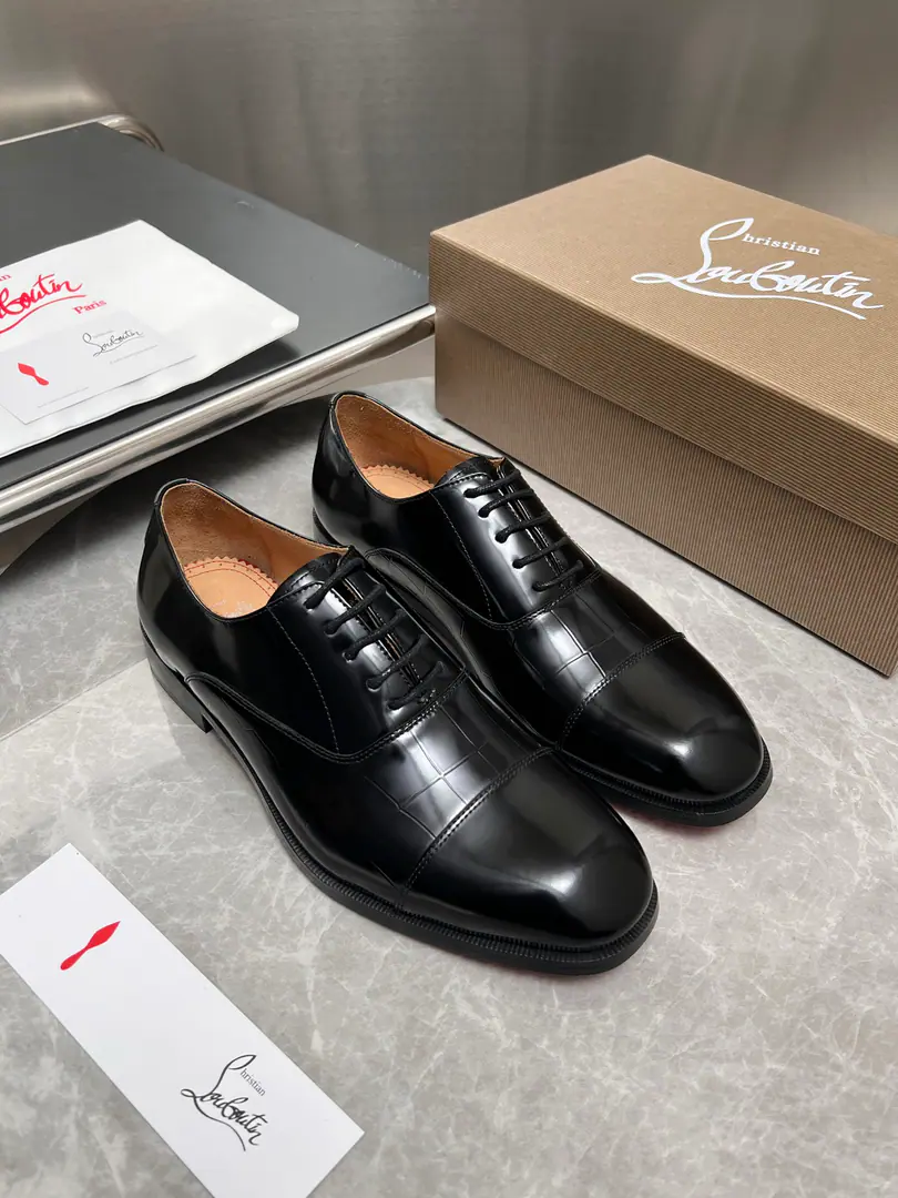 CL Newly-made man with Oxford shoes. Christia* Loubouti* Red bottom shoes. Red-dipedic luxury., Remodel the rectangular boundaries of leisure. I'm very innovative in material selection., Create a rich visual and tactile experience at the level of different material collisions！ Use top-of-the-line cow skin./- The bright side./♪ I'm gonna put the technology into the search ♪ Shoes face integration using manual stitching, The pin's feet are even., It's based on the platonic shoes of the square head., Lines are falling down the atmosphere., The man in the suit is a hard-ass.. A metal nail on the shoe face., I'll give you a personal detail for the classic LeFleur shoe., Breaking the common sense of leisure shoes., Jean.“Low profile luxury.”I've got a visual expression.. From the original color inside the shoes/Red cow skin lined to the bottom of red shoes with a full recognition., “Red Bottom”Not just the brand's visual identification., And I'm a walking man.“Luxury code”, The red soles that unwittingly appear., ♪ Passing taste and identity in a moment ♪. Illustrated from material, To design personality integration, And then the craft's heart., Christy.·The Rubuto Boys' LeFoo Shoes Series is not just a pair of leisure shoes., And a man.“Yapungue.”They're armed.. It's not just a business-friendly meeting., Or is it a routine fashion?, It can be“Oxford Red Bottom.”♪ The gesture of the world ♪, You're a man of style on every occasion.. Standard leather shoe code number: 39～44# （38.45.46🉑️Do it.）