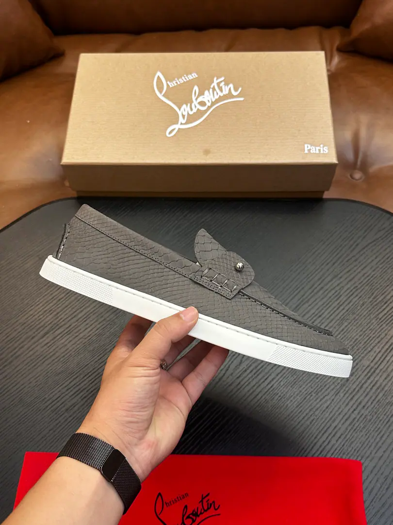 Christian Louboutin（Red bottom shoes.）Italian men's leisure shoes.！Every pair of Italian hand-made shoes with a simple classic., The upper feet are very comfortable.！ This shoe face is in the eye, cow skin., In the top of the top, the top of the top.！The base is combined with the original rubber film., In the cow's skin.！Brands are for modeling., A private model is manageable.!Original Box Packaging, Shoes and shoes.！39 40 41 42 43 44 （38 45 46Do it.）