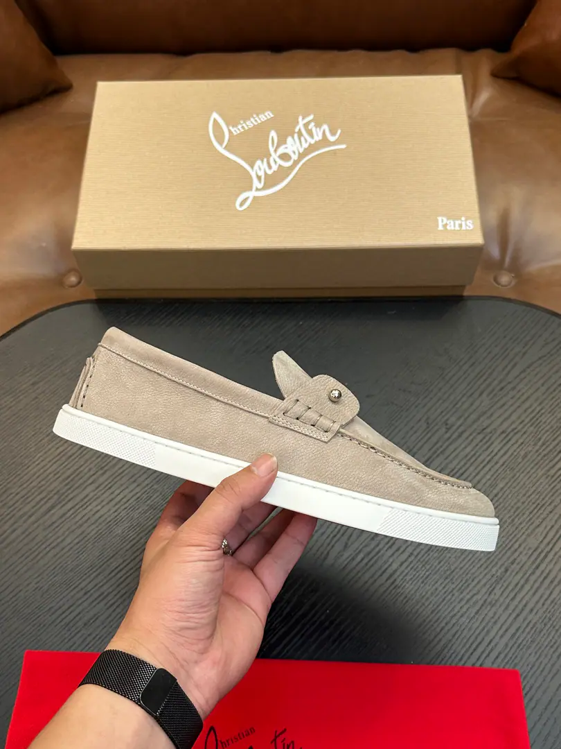 Christian Louboutin（Red bottom shoes.）Italian men's leisure shoes.！Every pair of Italian hand-made shoes with a simple classic., The upper feet are very comfortable.！ This shoe face is in the eye, cow skin., In the top of the top, the top of the top.！The base is combined with the original rubber film., In the cow's skin.！Brands are for modeling., A private model is manageable.!Original Box Packaging, Shoes and shoes.！39 40 41 42 43 44 （38 45 46Do it.）