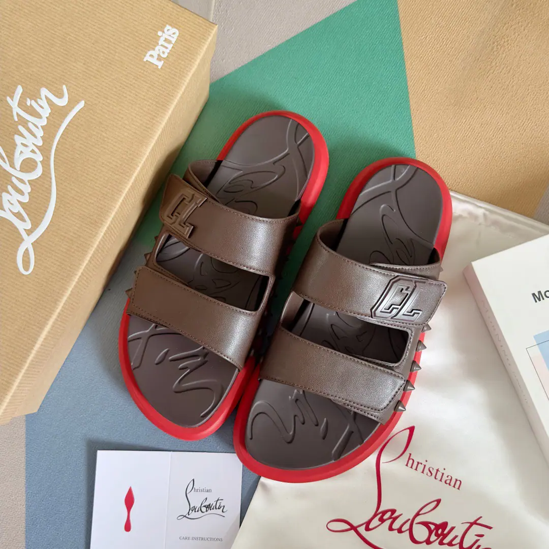 Christian Louboutin Lupertin.CL Red bottom shoes. Take It EasySeries The nails. - Slugs. Original procurement development Make the goods. Original procurement development Make the goods. It's full of summer.Take It EasyMoeller's shoes are made of black rubber., The soles of the shoe are marked with a designer signature.. The shoe gang's broad-flashed straps are scalded with a special colored coronary., Original modeling of slide-resistant rubber material Size: Men39-46