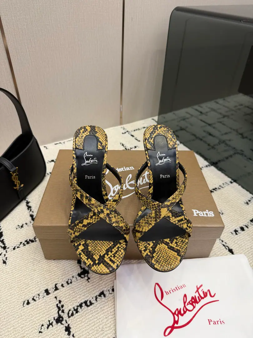 TopChristian Louboutin | 2026s𝐒OriginalCLThe newest pair of heels.～ Fashion-based red-drinking sandals. New red metal and hot rose heels. Nothing to say is a whole lot of crazy.💋#A deadly temptation. Material: Import silk., The cow's hair is dumb., Snake-steeled cow skin. Uchi.: In the sheep's skin. Otsumi!: The original import top is a big one. Size: 35–42（35.40.41.42）Make a no-refund order. He's tall.: 10cm