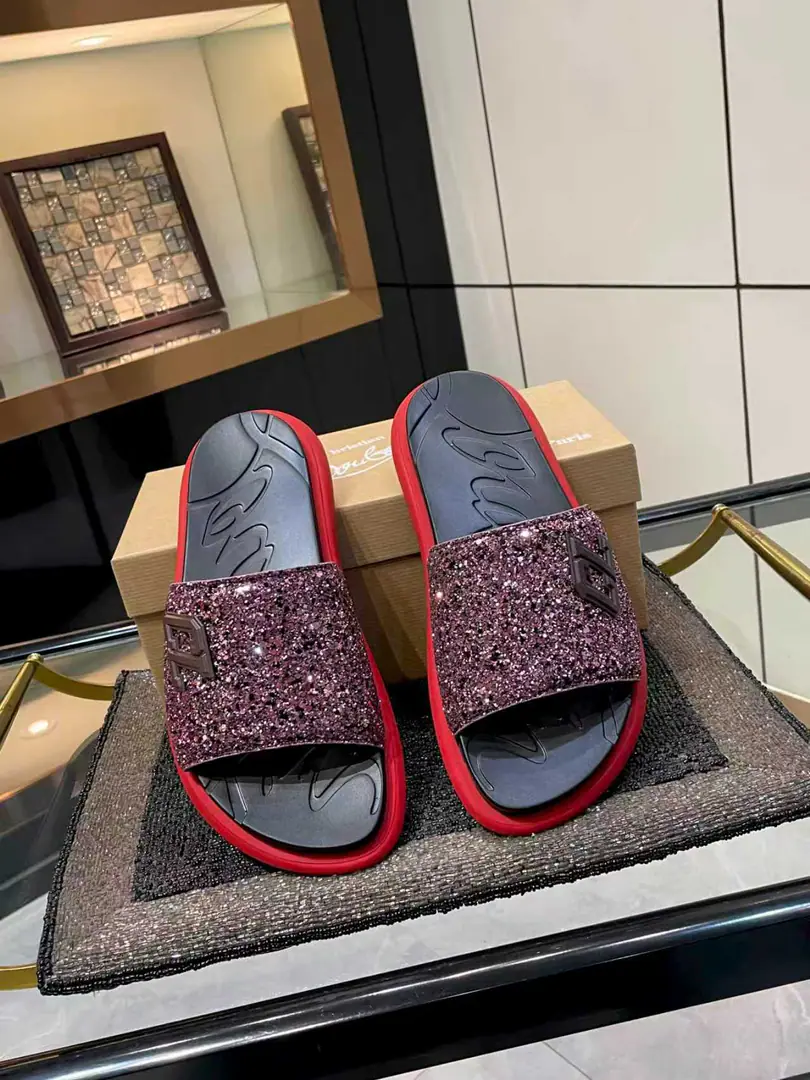 Christian Louboutin Lupertin.CL Red bottom shoes. Take It EasySeries The nails. - Slugs. Original procurement development Make the goods. Original procurement development Make the goods. It's full of summer.Take It EasyMoeller's shoes are made of black rubber., The soles of the shoe are marked with a designer signature.. The shoe gang's broad-flashed straps are scalded with a special colored coronary., Original modeling of slide-resistant rubber material Size: Men39-46