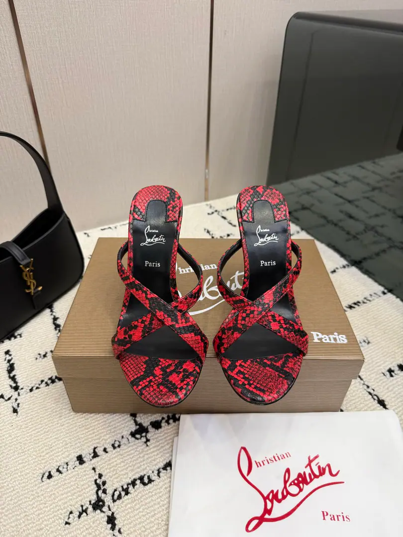 TopChristian Louboutin | 2026s𝐒OriginalCLThe newest pair of heels.～ Fashion-based red-drinking sandals. New red metal and hot rose heels. Nothing to say is a whole lot of crazy.💋#A deadly temptation. Material: Import silk., The cow's hair is dumb., Snake-steeled cow skin. Uchi.: In the sheep's skin. Otsumi!: The original import top is a big one. Size: 35–42（35.40.41.42）Make a no-refund order. He's tall.: 10cm
