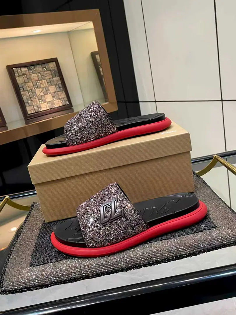 Christian Louboutin Lupertin.CL Red bottom shoes. Take It EasySeries The nails. - Slugs. Original procurement development Make the goods. Original procurement development Make the goods. It's full of summer.Take It EasyMoeller's shoes are made of black rubber., The soles of the shoe are marked with a designer signature.. The shoe gang's broad-flashed straps are scalded with a special colored coronary., Original modeling of slide-resistant rubber material Size: Men39-46