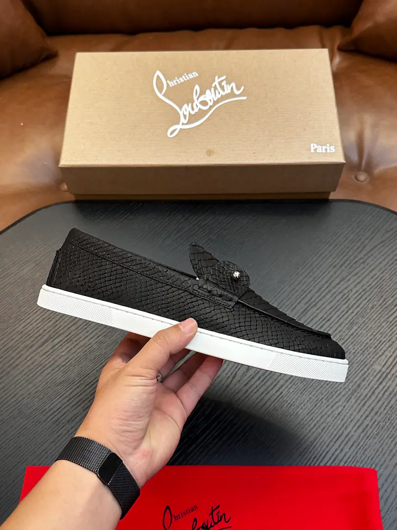 Christian Louboutin（Red bottom shoes.）Italian men's leisure shoes.！Every pair of Italian hand-made shoes with a simple classic., The upper feet are very comfortable.！ This shoe face is in the eye, cow skin., In the top of the top, the top of the top.！The base is combined with the original rubber film., In the cow's skin.！Brands are for modeling., A private model is manageable.!Original Box Packaging, Shoes and shoes.！39 40 41 42 43 44 （38 45 46Do it.）