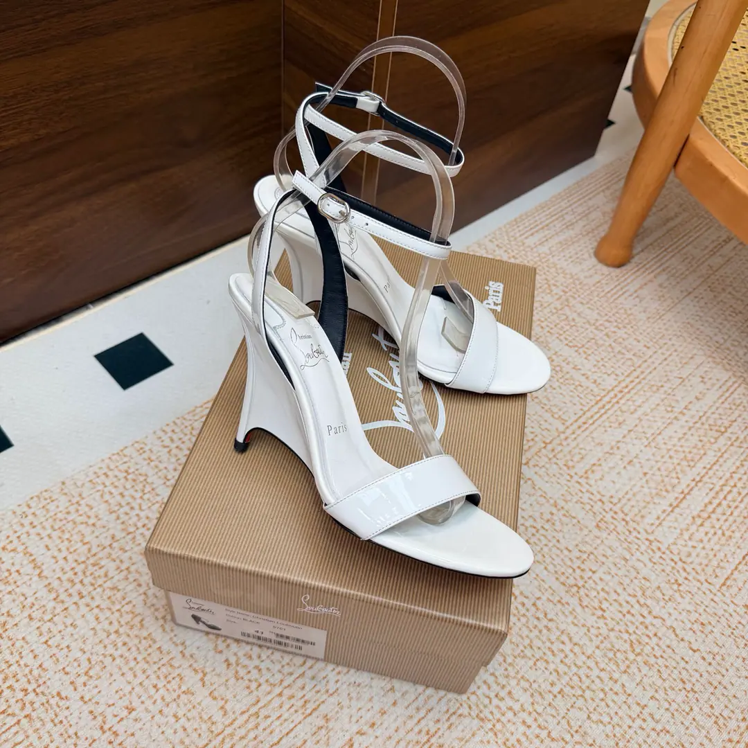 🆑 Christian Louboutin | 2026s𝐒OriginalCLThe newest pair of heels.～ Fashion-showed red-drinking sandals. New red metal and hot rose heels. Nothing to say is a whole lot of crazy.💋#A deadly temptation. ❤︎Shoe.: A beautiful new one., ♪ And roses on the tip of their feet ♪, From petals to flowers, All artificial stitches are made in the crystals. You're a good-ass guy. ❤︎ Material: Painted skin. ❤︎ Uchi.: In the sheep's skin. ❤︎ Otsumi!: The original import top is a big one. ❤︎ Size: 35–42（35.40.41.42）Make a no-refund order. ❤︎ He's tall.: 10cm