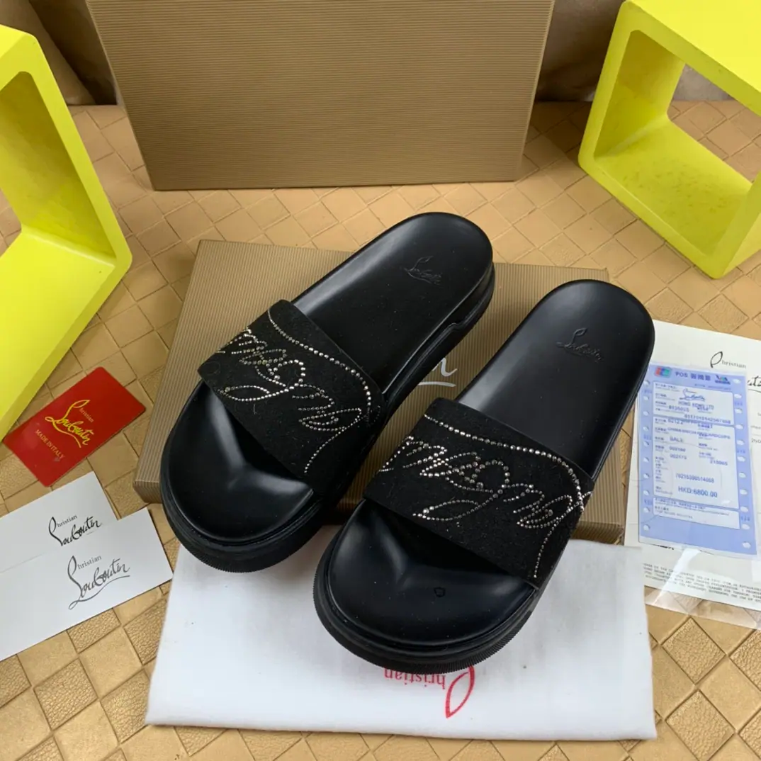 ChristanLouboutinAbbreviationsCLRabbi. /A man with a red bottom slipper. ♞size: 38～46 I'm drawing inspiration from summer., The pool of fun sandals provides bold and attractive lines.. The model is set up in a thick air rubber shoe under adornmented colour-to-colour model., And has a wide range of, A light calf straps decorated., A signature detail. Maison Rubuto.. A very clean and elegant shoe.