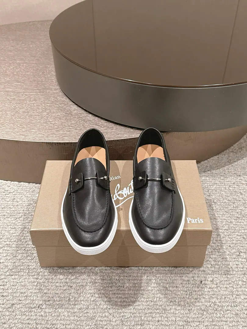 CL Christia* Loubouti*（Red bottom shoes.） Chambeliboat LeFlell Shoes. The Italian man's new shoes on the leisure boat.🆕 Every pair of Italian hand-made shoes with a simple classic., The upper feet are very comfortable.！ This shoe face is in the eye, cow skin., Handmade shoe face Little crossband metal shoe buttons instead of shoelaces are more of a look., It's invisible.. The little cow has a comfort in skin. Original rubber film combination, ♪ And it's a beautiful look ♪. It's a very good feeling.. Unpackaged launch, Multicolor🉑Select！ Standard leather shoe code number: 39～46（45.46Do it.）