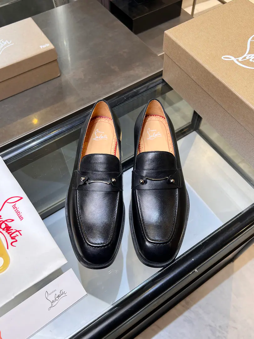 CL The new man is wearing a shoe. Christia* Loubouti* Red bottom shoes. Red-dipedic luxury., Remodel the rectangular boundaries of leisure. I'm very innovative in material selection., Create a rich visual and tactile experience at the level of different material collisions！ Use top-of-the-line cow skin./- The bright side./♪ I'm gonna put the technology into the search ♪ Shoes face integration using manual stitching, The pin's feet are even., It's based on the platonic shoes of the square head., Lines are falling down the atmosphere., The man in the suit is a hard-ass.. A metal nail on the shoe face., I'll give you a personal detail for the classic LeFleur shoe., Breaking the common sense of leisure shoes., Jean.“Low profile luxury.”I've got a visual expression.. From the original color inside the shoes/Red cow skin lined to the bottom of red shoes with a full recognition., “Red Bottom”Not just the brand's visual identification., And I'm a walking man.“Luxury code”, The red soles that unwittingly appear., ♪ Passing taste and identity in a moment ♪. Illustrated from material, To design personality integration, And then the craft's heart., Christy.·The Rubuto Boys' LeFoo Shoes Series is not just a pair of leisure shoes., And a man.“Yapungue.”They're armed.. It's not just a business-friendly meeting., Or is it a routine fashion?, It can be“Red Direlph.”♪ The gesture of the world ♪, You're a man of style on every occasion.. Standard leather shoe code number: 39～44# （38.45.46🉑️Do it.）