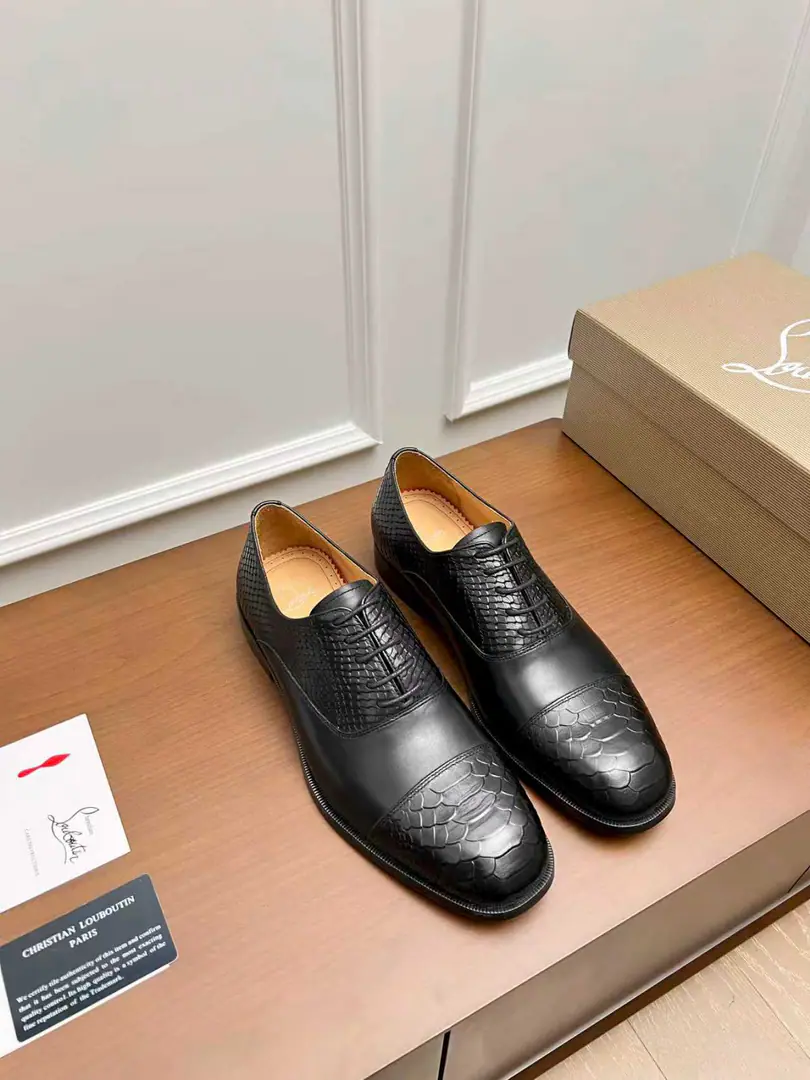 CL The new guy's wearing a Derby shoe. Christia* Loubouti* Red bottom shoes. Red-dipedic luxury., Remodel the rectangular boundaries of leisure. I'm very innovative in material selection., Create a rich visual and tactile experience at the level of different material collisions！ Use top-of-the-line cow skin./- The bright side./♪ I'm gonna put the technology into the search ♪ Shoes face integration using manual stitching, The pin's feet are even., It's based on the platonic shoes of the square head., Lines are falling down the atmosphere., The man in the suit is a hard-ass.. A metal nail on the shoe face., I'll give you a personal detail for the classic LeFleur shoe., Breaking the common sense of leisure shoes., Jean.“Low profile luxury.”I've got a visual expression.. From the original color inside the shoes/Red cow skin lined to the bottom of red shoes with a full recognition., “Red Bottom”Not just the brand's visual identification., And I'm a walking man.“Luxury code”, The red soles that unwittingly appear., ♪ Passing taste and identity in a moment ♪. Illustrated from material, To design personality integration, And then the craft's heart., Christy.·The Rubuto Boys' LeFoo Shoes Series is not just a pair of leisure shoes., And a man.“Yapungue.”They're armed.. It's not just a business-friendly meeting., Or is it a routine fashion?, It can be“Red Deedby.”♪ The gesture of the world ♪, You're a man of style on every occasion.. Standard leather shoe code number: 39～44# （38.45.46🉑️Do it.）
