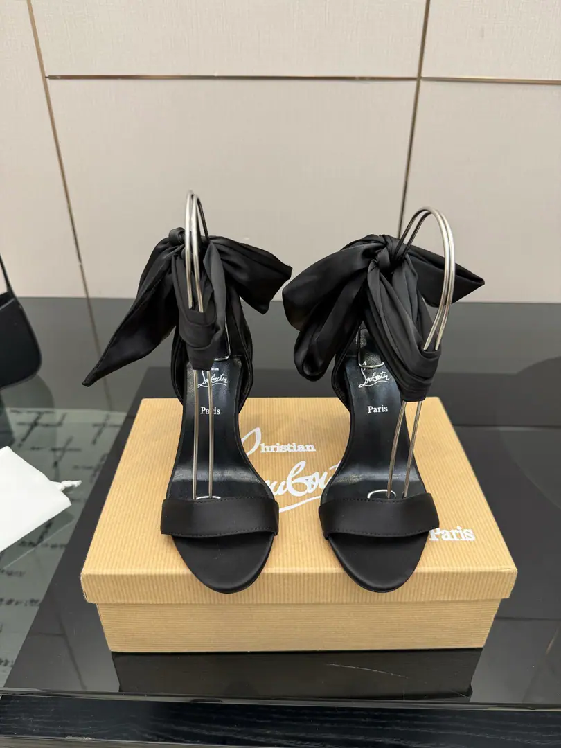 TopChristian Louboutin | 2026s𝐒OriginalCLThe newest pair of heels.～ Fashion-based red-drinking sandals. New red metal and hot rose heels. Nothing to say is a whole lot of crazy.💋#A deadly temptation. Material: Import silk. Uchi.: In the sheep's skin. Otsumi!: The original import top is a big one. Size: 35–42（35.40.41.42）Make a no-refund order. He's tall.: 10cm