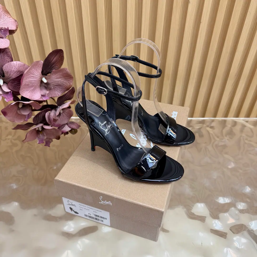 🆑 Christian Louboutin | 2026s𝐒OriginalCLThe newest pair of heels.～ Fashion-showed red-drinking sandals. New red metal and hot rose heels. Nothing to say is a whole lot of crazy.💋#A deadly temptation. ❤︎Shoe.: A beautiful new one., ♪ And roses on the tip of their feet ♪, From petals to flowers, All artificial stitches are made in the crystals. You're a good-ass guy. ❤︎ Material: Painted skin. ❤︎ Uchi.: In the sheep's skin. ❤︎ Otsumi!: The original import top is a big one. ❤︎ Size: 35–42（35.40.41.42）Make a no-refund order. ❤︎ He's tall.: 10cm