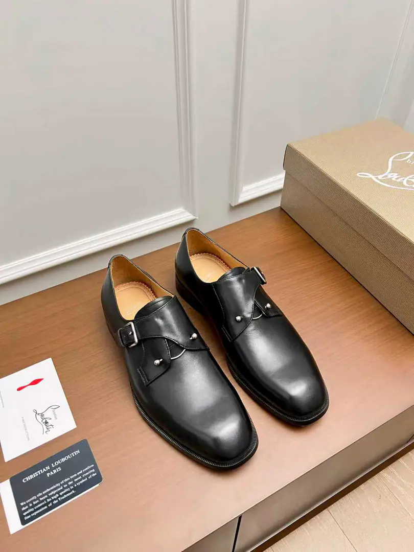CL The new guy's wearing a Derby shoe. Christia* Loubouti* Red bottom shoes. Red-dipedic luxury., Remodel the rectangular boundaries of leisure. I'm very innovative in material selection., Create a rich visual and tactile experience at the level of different material collisions！ Use top-of-the-line cow skin./- The bright side./♪ I'm gonna put the technology into the search ♪ Shoes face integration using manual stitching, The pin's feet are even., It's based on the platonic shoes of the square head., Lines are falling down the atmosphere., The man in the suit is a hard-ass.. A metal nail on the shoe face., I'll give you a personal detail for the classic LeFleur shoe., Breaking the common sense of leisure shoes., Jean.“Low profile luxury.”I've got a visual expression.. From the original color inside the shoes/Red cow skin lined to the bottom of red shoes with a full recognition., “Red Bottom”Not just the brand's visual identification., And I'm a walking man.“Luxury code”, The red soles that unwittingly appear., ♪ Passing taste and identity in a moment ♪. Illustrated from material, To design personality integration, And then the craft's heart., Christy.·The Rubuto Boys' LeFoo Shoes Series is not just a pair of leisure shoes., And a man.“Yapungue.”They're armed.. It's not just a business-friendly meeting., Or is it a routine fashion?, It can be“Red Deedby.”♪ The gesture of the world ♪, You're a man of style on every occasion.. Standard leather shoe code number: 39～44# （38.45.46🉑️Do it.）