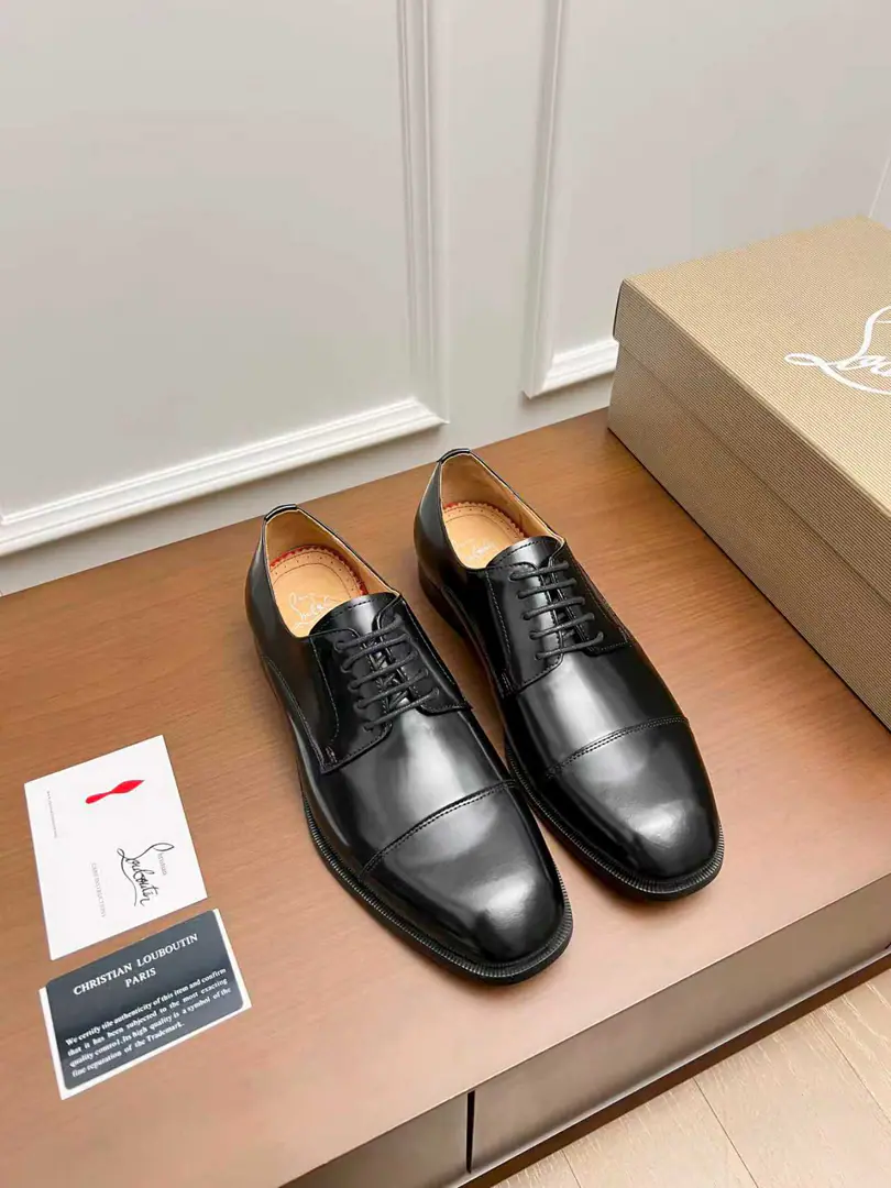 CL The new guy's wearing a Derby shoe. Christia* Loubouti* Red bottom shoes. Red-dipedic luxury., Remodel the rectangular boundaries of leisure. I'm very innovative in material selection., Create a rich visual and tactile experience at the level of different material collisions！ Use top-of-the-line cow skin./- The bright side./♪ I'm gonna put the technology into the search ♪ Shoes face integration using manual stitching, The pin's feet are even., It's based on the platonic shoes of the square head., Lines are falling down the atmosphere., The man in the suit is a hard-ass.. A metal nail on the shoe face., I'll give you a personal detail for the classic LeFleur shoe., Breaking the common sense of leisure shoes., Jean.“Low profile luxury.”I've got a visual expression.. From the original color inside the shoes/Red cow skin lined to the bottom of red shoes with a full recognition., “Red Bottom”Not just the brand's visual identification., And I'm a walking man.“Luxury code”, The red soles that unwittingly appear., ♪ Passing taste and identity in a moment ♪. Illustrated from material, To design personality integration, And then the craft's heart., Christy.·The Rubuto Boys' LeFoo Shoes Series is not just a pair of leisure shoes., And a man.“Yapungue.”They're armed.. It's not just a business-friendly meeting., Or is it a routine fashion?, It can be“Red Deedby.”♪ The gesture of the world ♪, You're a man of style on every occasion.. Standard leather shoe code number: 39～44# （38.45.46🉑️Do it.）