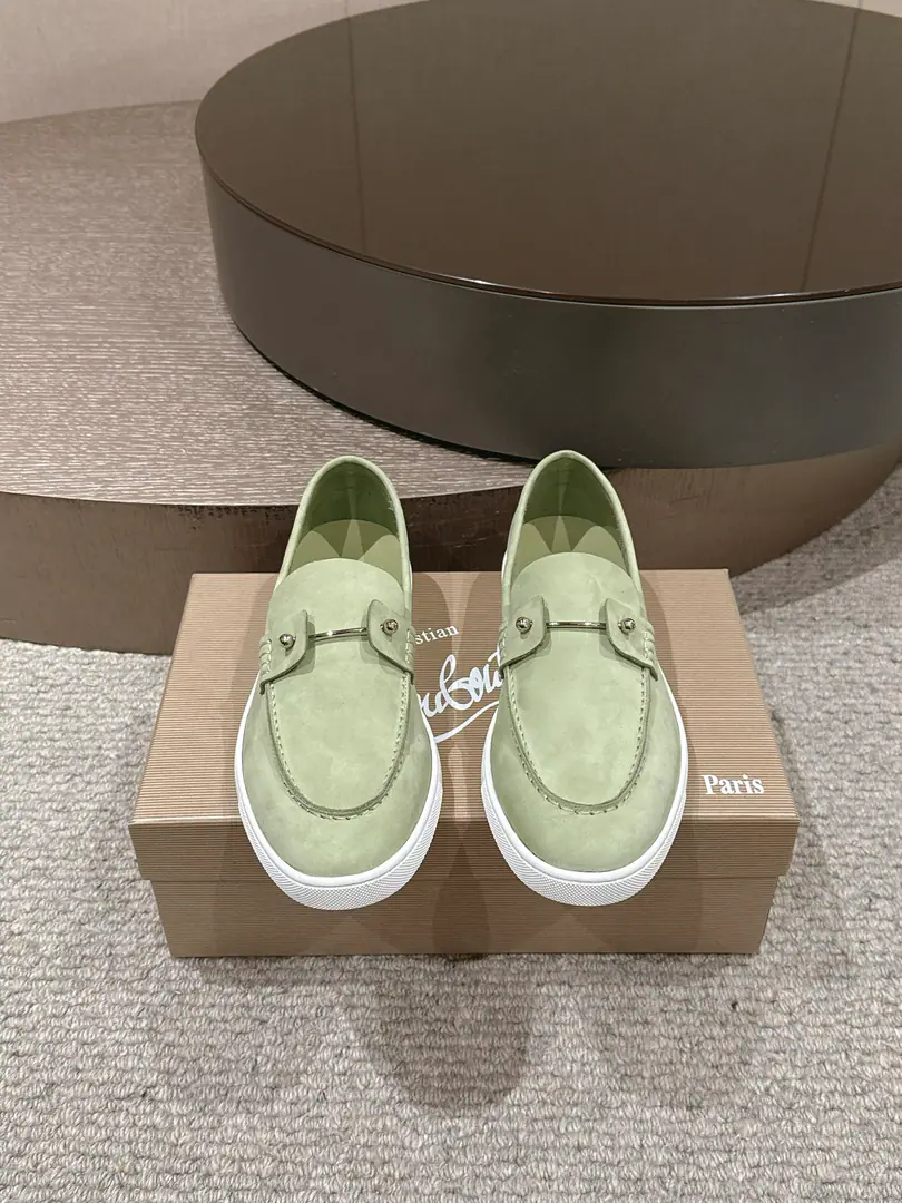 CL Christia* Loubouti*（Red bottom shoes.） Chambeliboat LeFlell Shoes. The Italian man's new shoes on the leisure boat.🆕 Every pair of Italian hand-made shoes with a simple classic., The upper feet are very comfortable.！ This shoe face is in the eye, cow skin., Handmade shoe face Little crossband metal shoe buttons instead of shoelaces are more of a look., It's invisible.. The little cow has a comfort in skin. Original rubber film combination, ♪ And it's a beautiful look ♪. It's a very good feeling.. Unpackaged launch, Multicolor🉑Select！ Standard leather shoe code number: 39～46（45.46Do it.）