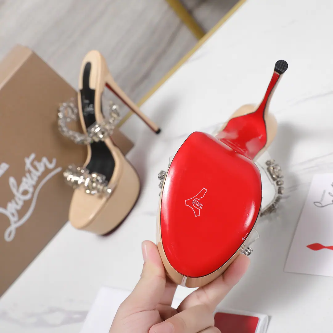 Christian Loubottin New heels. I'm wearing my own high-end heels. 26The latest red shoes. It's flat everywhere., I'm out of my league.！CLThe red shoes have been a big fan of many people., Sexy, silently., The brightest water is well-dried fairy., Who can refuse a romantic, emotional pair of heels?！ ◼️Shoe.: Film+Drilling. ◼️Foot.: Lamb skin. ◼️Otsumi!: That's a big one. ◼️He's tall.: 12.5cm, Water table: 6cm ◼️Codes: 35~39（40.41.42You're gonna have to do it or not.）