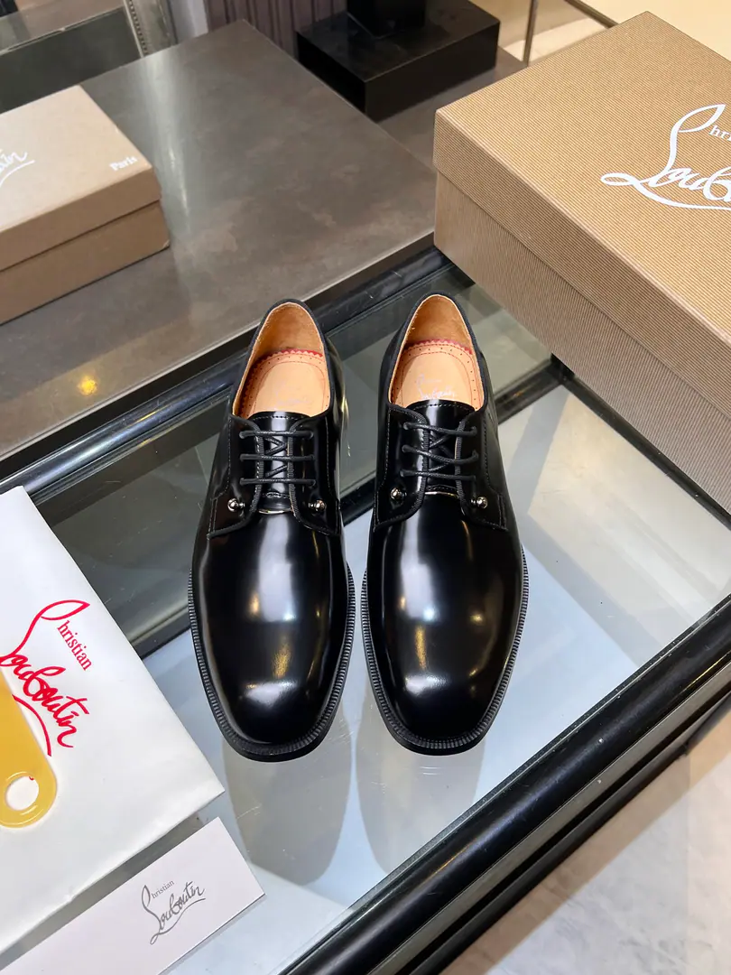 CL The new guy's wearing a Derby shoe. Christia* Loubouti* Red bottom shoes. Red-dipedic luxury., Remodel the rectangular boundaries of leisure. I'm very innovative in material selection., Create a rich visual and tactile experience at the level of different material collisions！ Use top-of-the-line cow skin./- The bright side./♪ I'm gonna put the technology into the search ♪ Shoes face integration using manual stitching, The pin's feet are even., It's based on the platonic shoes of the square head., Lines are falling down the atmosphere., The man in the suit is a hard-ass.. A metal nail on the shoe face., I'll give you a personal detail for the classic LeFleur shoe., Breaking the common sense of leisure shoes., Jean.“Low profile luxury.”I've got a visual expression.. From the original color inside the shoes/Red cow skin lined to the bottom of red shoes with a full recognition., “Red Bottom”Not just the brand's visual identification., And I'm a walking man.“Luxury code”, The red soles that unwittingly appear., ♪ Passing taste and identity in a moment ♪. Illustrated from material, To design personality integration, And then the craft's heart., Christy.·The Rubuto Boys' LeFoo Shoes Series is not just a pair of leisure shoes., And a man.“Yapungue.”They're armed.. It's not just a business-friendly meeting., Or is it a routine fashion?, It can be“Red Deedby.”♪ The gesture of the world ♪, You're a man of style on every occasion.. Standard leather shoe code number: 39～44# （38.45.46🉑️Do it.）