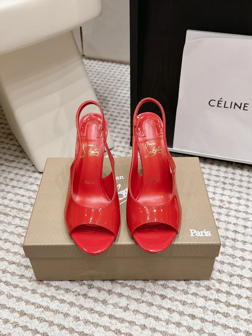 Requisition level Christian Louboutin 26/New paragraph High-thirsty fish-mouthed sandals. This is... ​​Christian Louboutin（CL）Sofia Z ​​, Vanilla yellow fish with high heels behind their mouths., Siu, Red Bottom. I got a shoe print. CL Classic handwritten signature logo. This one. Sofia Z Yes. CL The classic fish mouth., mm He's tall., Tread quality., Yellow is very much discussed inside the station., Some people say it is."The way it feels in lemon town.", A dress and a picture.. A few key points. ​​The size of the ceiling.​​: Yellow + The color combination of the red background is full., Summer is a very bright summer.. ​​- I'm not bad at feet.​​: CL It's... 10cm It's not very friendly., It's okay to cross short distances., You're still tired of walking long.. ​​Fish mouth design​​: You're a little rough., The leg size is higher.. He's tall.: 6cm 8cm 10cm Size: 35-39（34.40.41.42.43I'll make sure I don't change it.）