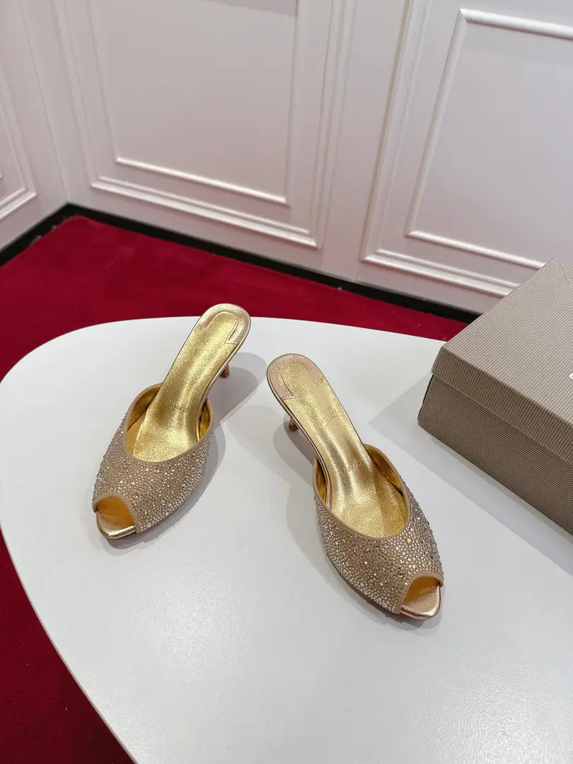 🆑 Top Original Box Christian Louboutin | 2024s𝐒The original is heavy load.CLClassic fish-mouthed high-heel slippers.～ ❤︎ Shoe.: Two thousand more flash drills decorating shoes., The fish's toe-speaker shoe head design., And a little sexy with a little strap., He's got a great foot and a lot of legs. ❤︎ Material: Schwartz. ❤︎ Uchi.: In the pellets of the sheep. ❤︎ Otsumi!: The paint is so thick. ❤︎ Size: 34-43「34.40.41.42.43Make a no-refund order.」 ︎︎❤︎ Color: Five Colors ❤︎ He's tall.: NYO5.5cm