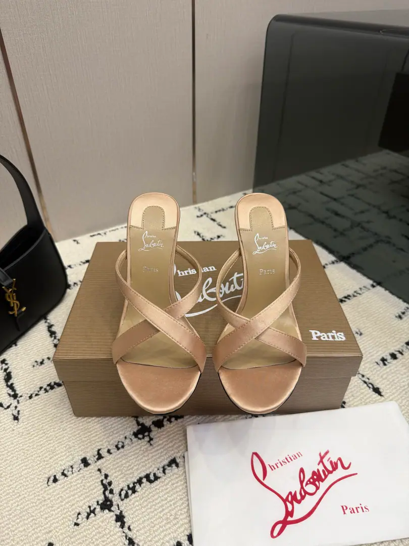 TopChristian Louboutin | 2026s𝐒OriginalCLThe newest pair of heels.～ Fashion-based red-drinking sandals. New red metal and hot rose heels. Nothing to say is a whole lot of crazy.💋#A deadly temptation. Material: Import silk., The cow's hair is dumb., Snake-steeled cow skin. Uchi.: In the sheep's skin. Otsumi!: The original import top is a big one. Size: 35–42（35.40.41.42）Make a no-refund order. He's tall.: 10cm