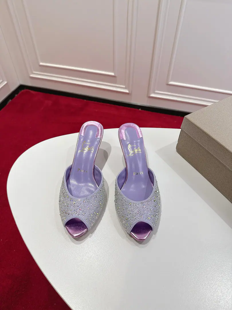 🆑 Top Original Box Christian Louboutin | 2024s𝐒The original is heavy load.CLClassic fish-mouthed high-heel slippers.～ ❤︎ Shoe.: Two thousand more flash drills decorating shoes., The fish's toe-speaker shoe head design., And a little sexy with a little strap., He's got a great foot and a lot of legs. ❤︎ Material: Schwartz. ❤︎ Uchi.: In the pellets of the sheep. ❤︎ Otsumi!: The paint is so thick. ❤︎ Size: 34-43「34.40.41.42.43Make a no-refund order.」 ︎︎❤︎ Color: Five Colors ❤︎ He's tall.: NYO5.5cm