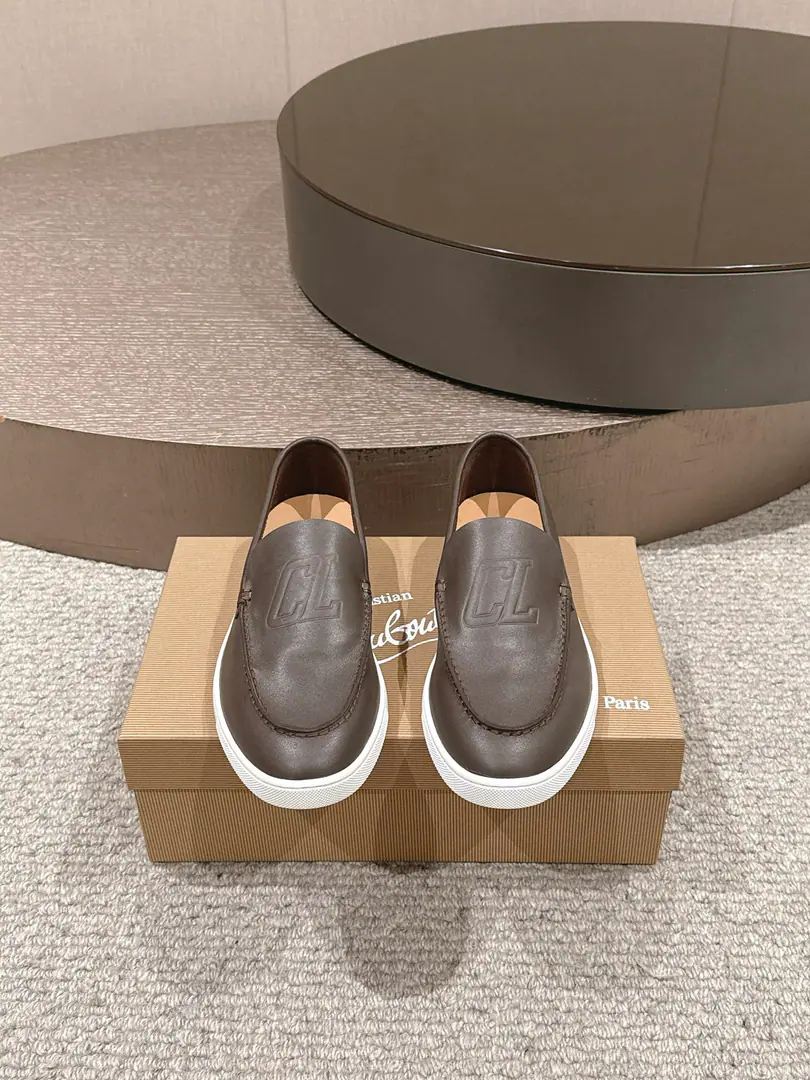 CL Christia* Loubouti*（Red bottom shoes.） Chambeliboat LeFlell Shoes. The Italian man's new shoes on the leisure boat.🆕 Every pair of Italian hand-made shoes with a simple classic., The upper feet are very comfortable.！ This shoe face is in the eye, cow skin., Handmade shoe face Little crossband metal shoe buttons instead of shoelaces are more of a look., It's invisible.. The little cow has a comfort in skin. Original rubber film combination, ♪ And it's a beautiful look ♪. It's a very good feeling.. Unpackaged launch, Multicolor🉑Select！ Standard leather shoe code number: 39～46（45.46Do it.）