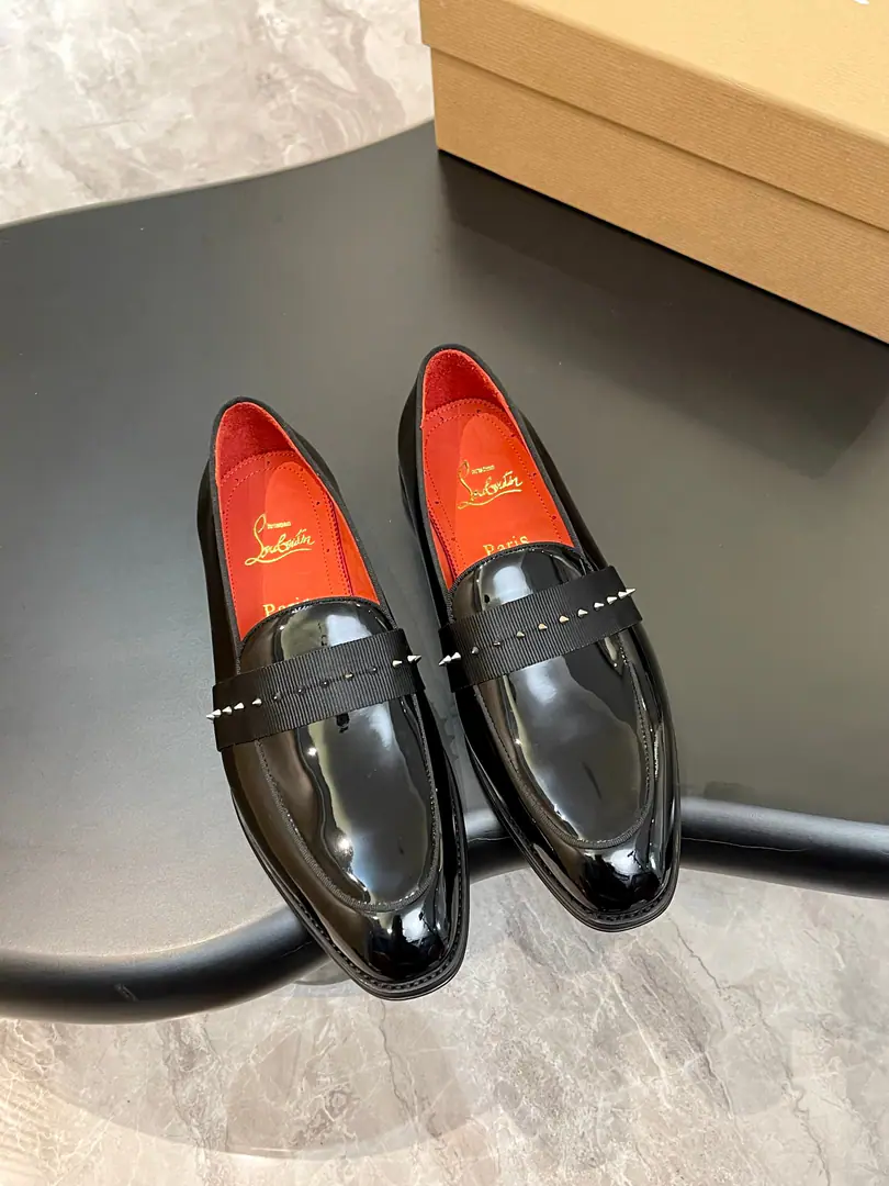 Christia*.Loubouti*🆑High-end man business leather shoes.｜Classic red shoes.｜Original import of head-level cattle skin｜Marked nail decoration｜In the skin of the watered cow.｜Italian imports of red cow skins｜High-end luxury｜It's a perfect interpretation of fashion., Sunshine., It's a style., It's for every occasion. Size: 39-44（38.45.46Do it.）
