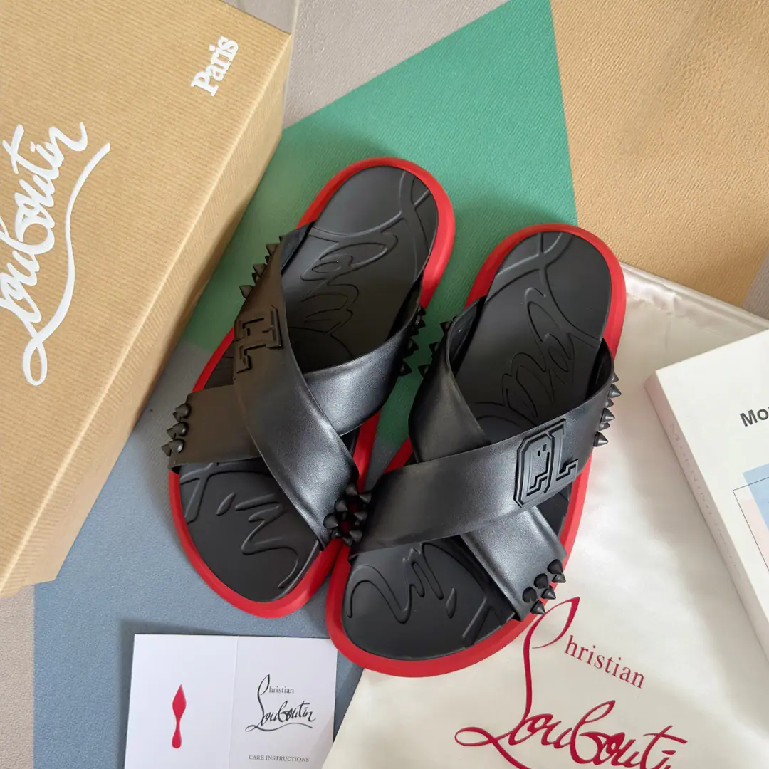 Christian Louboutin Lupertin.CL Red bottom shoes. Take It EasySeries The nails. - Slugs. Original procurement development Make the goods. Original procurement development Make the goods. It's full of summer.Take It EasyMoeller's shoes are made of black rubber., The soles of the shoe are marked with a designer signature.. The shoe gang's broad-flashed straps are scalded with a special colored coronary., Original modeling of slide-resistant rubber material Size: Men39-46