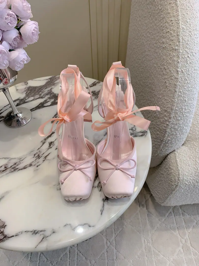 Get out of the factory. Christian Loubouti* New ballet heels. Ballet heels are a total destabilization of the cognitive sisters. You're a fairy!🧚‍♀️ A classic bow of a shoehead.➕Hand-held squealing design Ribbon twigs around the ankles. It's so beautiful with your feet. What girl is not interested in anything? Nice shoe face. I'll put my foot on the skin inside. OriginalAR1That's a big top. He's tall.9.5cm Size35-39（34.40.41.42.43Do it.）