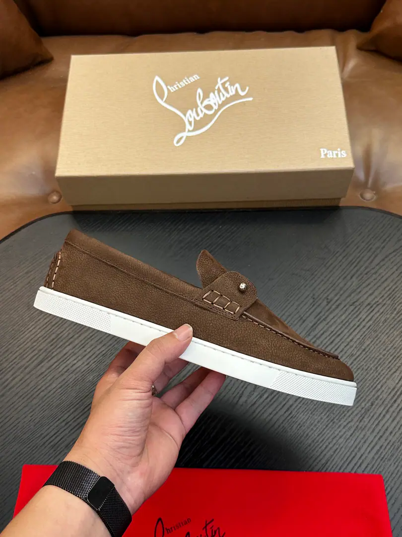Christian Louboutin（Red bottom shoes.）Italian men's leisure shoes.！Every pair of Italian hand-made shoes with a simple classic., The upper feet are very comfortable.！ This shoe face is in the eye, cow skin., In the top of the top, the top of the top.！The base is combined with the original rubber film., In the cow's skin.！Brands are for modeling., A private model is manageable.!Original Box Packaging, Shoes and shoes.！39 40 41 42 43 44 （38 45 46Do it.）