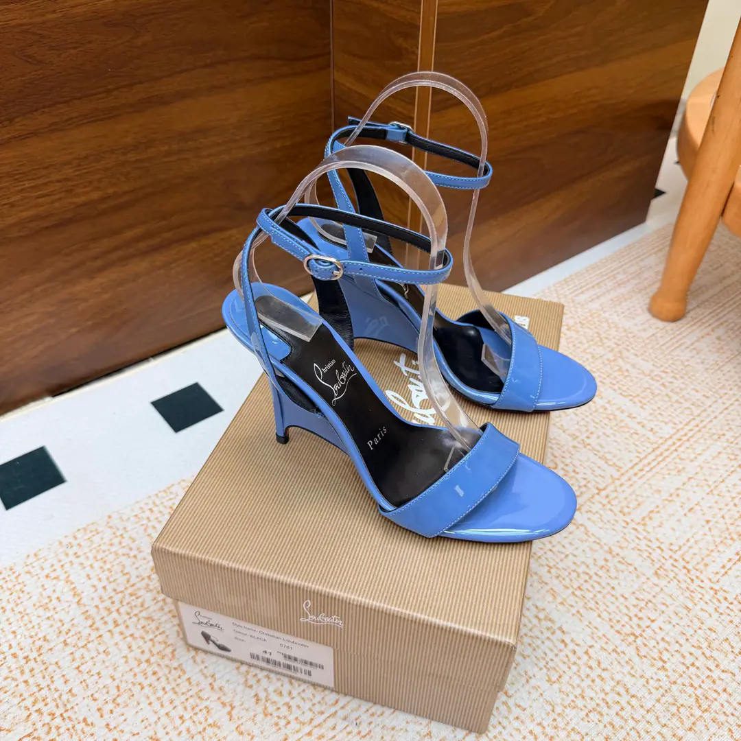 🆑 Christian Louboutin | 2026s𝐒OriginalCLThe newest pair of heels.～ Fashion-showed red-drinking sandals. New red metal and hot rose heels. Nothing to say is a whole lot of crazy.💋#A deadly temptation. ❤︎Shoe.: A beautiful new one., ♪ And roses on the tip of their feet ♪, From petals to flowers, All artificial stitches are made in the crystals. You're a good-ass guy. ❤︎ Material: Painted skin. ❤︎ Uchi.: In the sheep's skin. ❤︎ Otsumi!: The original import top is a big one. ❤︎ Size: 35–42（35.40.41.42）Make a no-refund order. ❤︎ He's tall.: 10cm