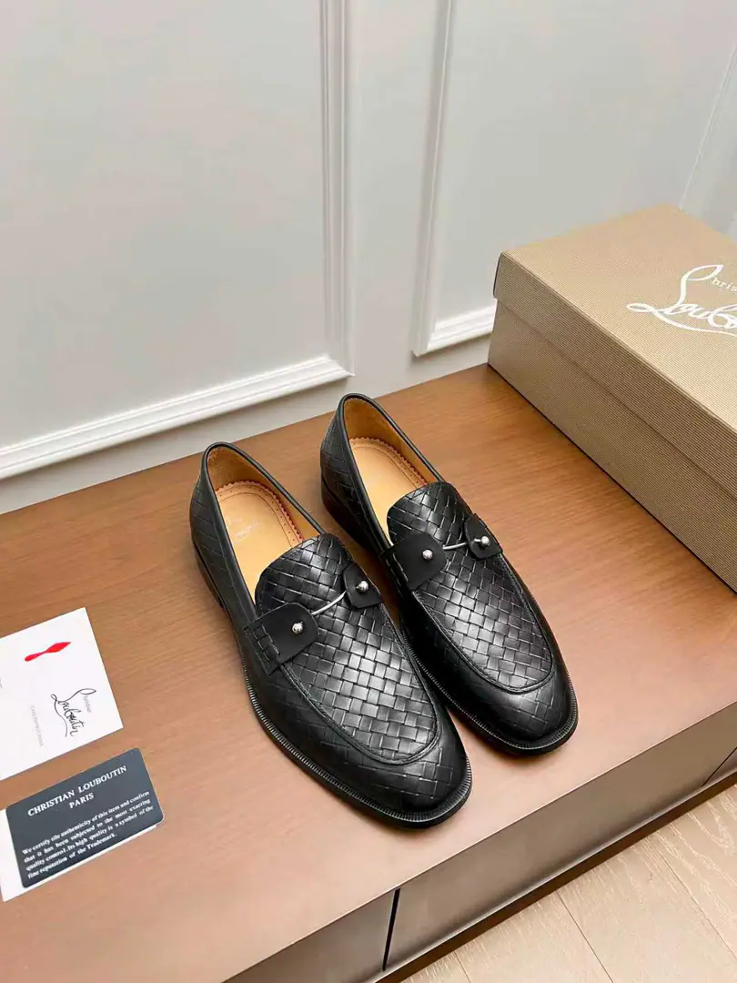 CL The new guy's wearing a Derby shoe. Christia* Loubouti* Red bottom shoes. Red-dipedic luxury., Remodel the rectangular boundaries of leisure. I'm very innovative in material selection., Create a rich visual and tactile experience at the level of different material collisions！ Use top-of-the-line cow skin./- The bright side./♪ I'm gonna put the technology into the search ♪ Shoes face integration using manual stitching, The pin's feet are even., It's based on the platonic shoes of the square head., Lines are falling down the atmosphere., The man in the suit is a hard-ass.. A metal nail on the shoe face., I'll give you a personal detail for the classic LeFleur shoe., Breaking the common sense of leisure shoes., Jean.“Low profile luxury.”I've got a visual expression.. From the original color inside the shoes/Red cow skin lined to the bottom of red shoes with a full recognition., “Red Bottom”Not just the brand's visual identification., And I'm a walking man.“Luxury code”, The red soles that unwittingly appear., ♪ Passing taste and identity in a moment ♪. Illustrated from material, To design personality integration, And then the craft's heart., Christy.·The Rubuto Boys' LeFoo Shoes Series is not just a pair of leisure shoes., And a man.“Yapungue.”They're armed.. It's not just a business-friendly meeting., Or is it a routine fashion?, It can be“Red Deedby.”♪ The gesture of the world ♪, You're a man of style on every occasion.. Standard leather shoe code number: 39～44# （38.45.46🉑️Do it.）