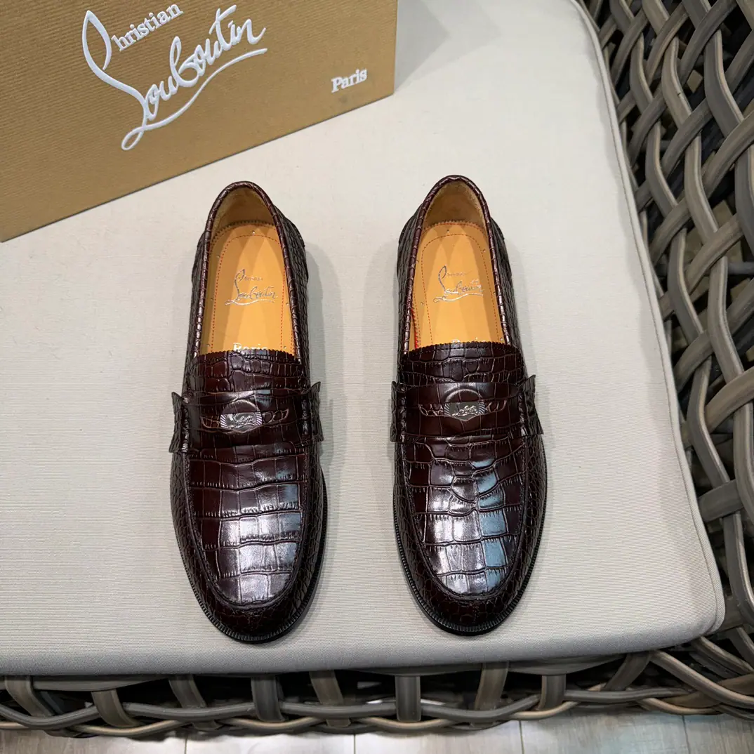 Christia*.Loubouti*🆑High-end man business leather shoes.｜Classic red shoes.｜Original import of head-level cattle skin｜Marked nail decoration｜In the skin of the watered cow.｜Italian imports of red cow skins｜High-end luxury｜It's a perfect interpretation of fashion., Sunshine., It's a style., It's for every occasion. Size: 39-44（38.45.46Do it.）