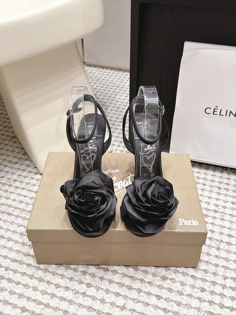 Requisition level Christian Louboutin 26/New paragraph Rose sandals. This is... ​​Christian Louboutin（CL）Rose Mountain Tea Flowers High Heel Shoes​​, White Twilight Mountain Tea Flower Decoration, Transparency PVC One tape., Siu, The soles are the symbolic red bottom.. These shoes are very good at recognition., Mountain tea flower. + Transparency belt + The combination of the red bottom is... CL It's a romantic department.. A few key points. ​​It's a very good color.​​: The Tachibana is very fine with the flowers., Take a picture and pull it up.. ​​Red bottom plus.​​: CL The red bottom is still the most visible ring of heels. logo One.. ​​Transparency belt Comfortable​​: PVC The material is softer., You can't stomp.. ​​Watch out!​​: - Not too low., It's a long time away from home., It's more suitable for dating., Dinner., Take pictures of this kind of scene.. Size: 35-39（34.40.41.42.43I'll make sure I don't change it.）